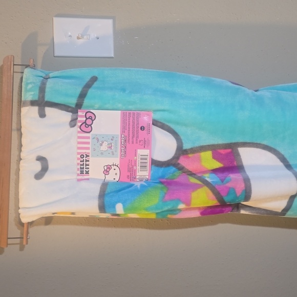 HELLO KITTY CLOUD THROW BLANKET NWT - Picture 2 of 3